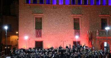 La Banda Simfònica Unió Musical va culminar el Concert de les Bandes de Sant Miquel, desafiant la pluja.